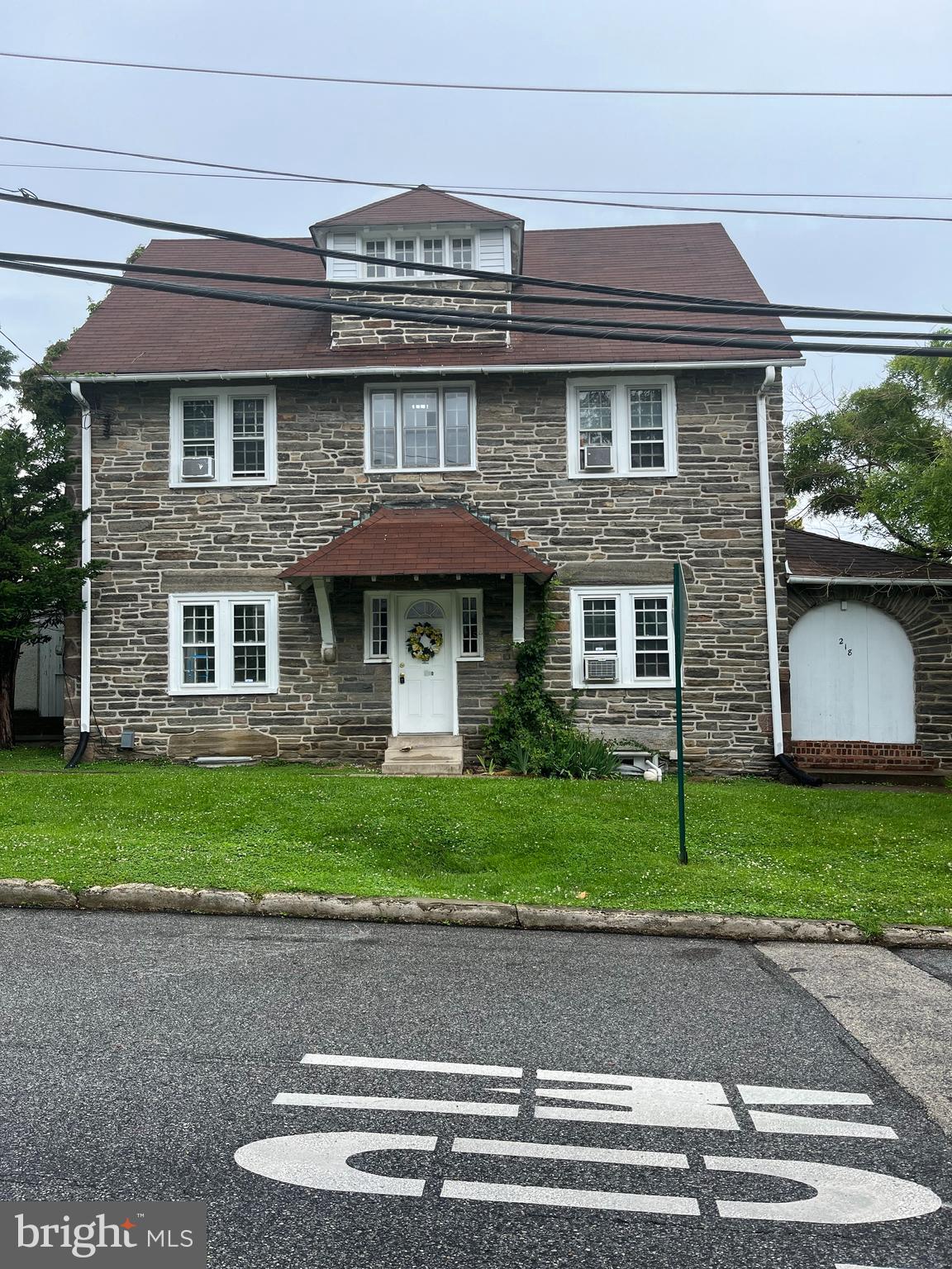 LICENSED STUDENT HOUSING! 3 BEDROOM UNIT with LAUNDRY in the heart of Bryn Mawr. This three bedroom unit complete with a living room, dining room, kitchen and outdoor space is only a short drive to Villanova University, Carbrini College, Eastern University and Haverford College! This home is not an opportunity to miss.