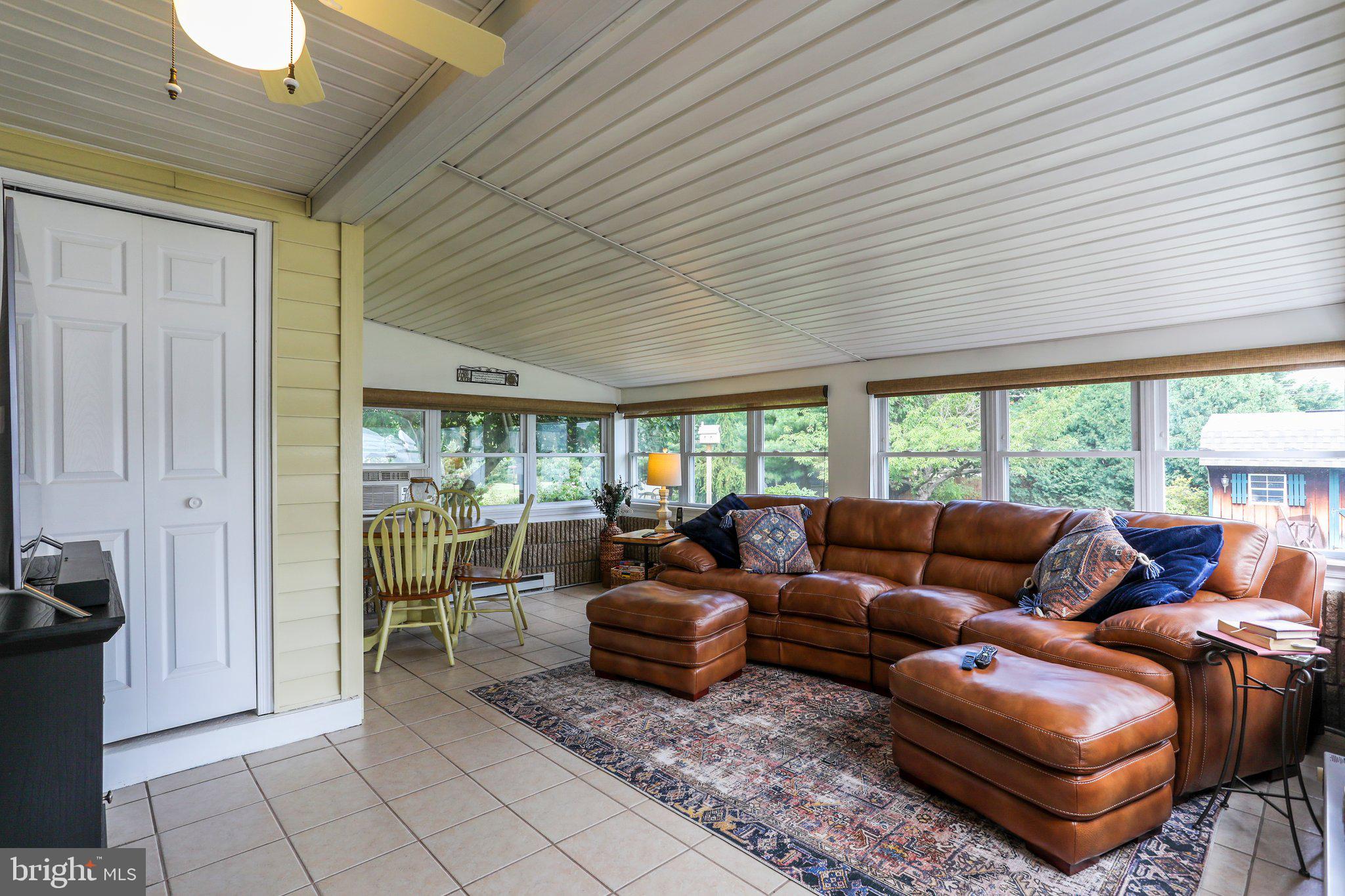 MAUGANSVILLE - Residential