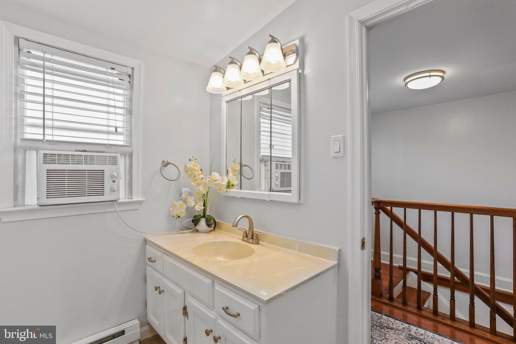 MAUGANSVILLE - Residential