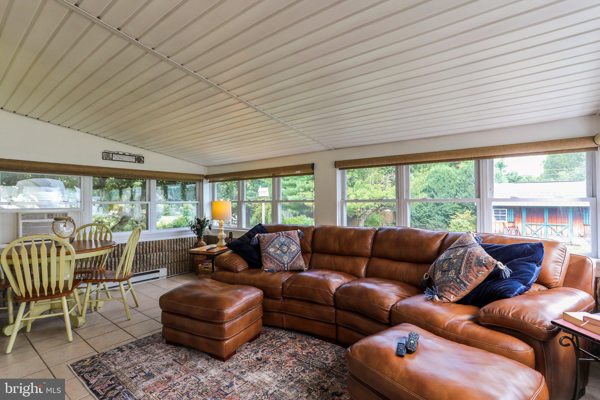 MAUGANSVILLE - Residential