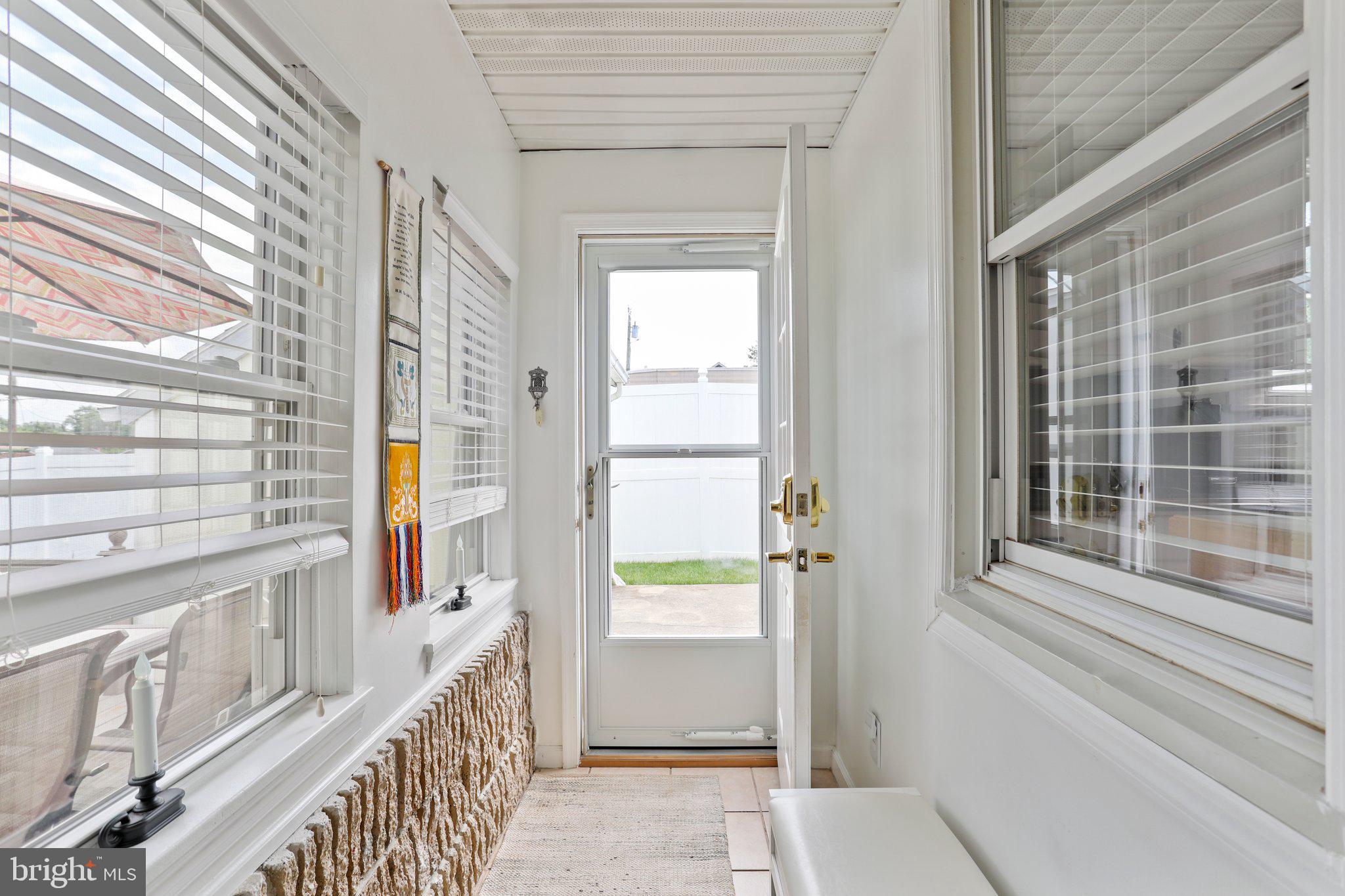 MAUGANSVILLE - Residential