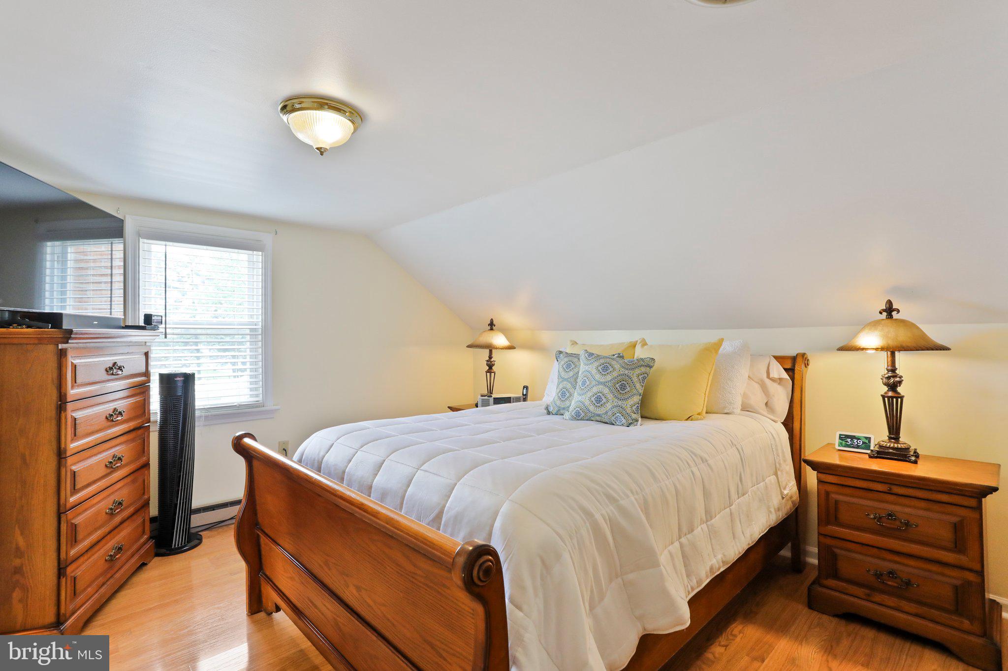 MAUGANSVILLE - Residential