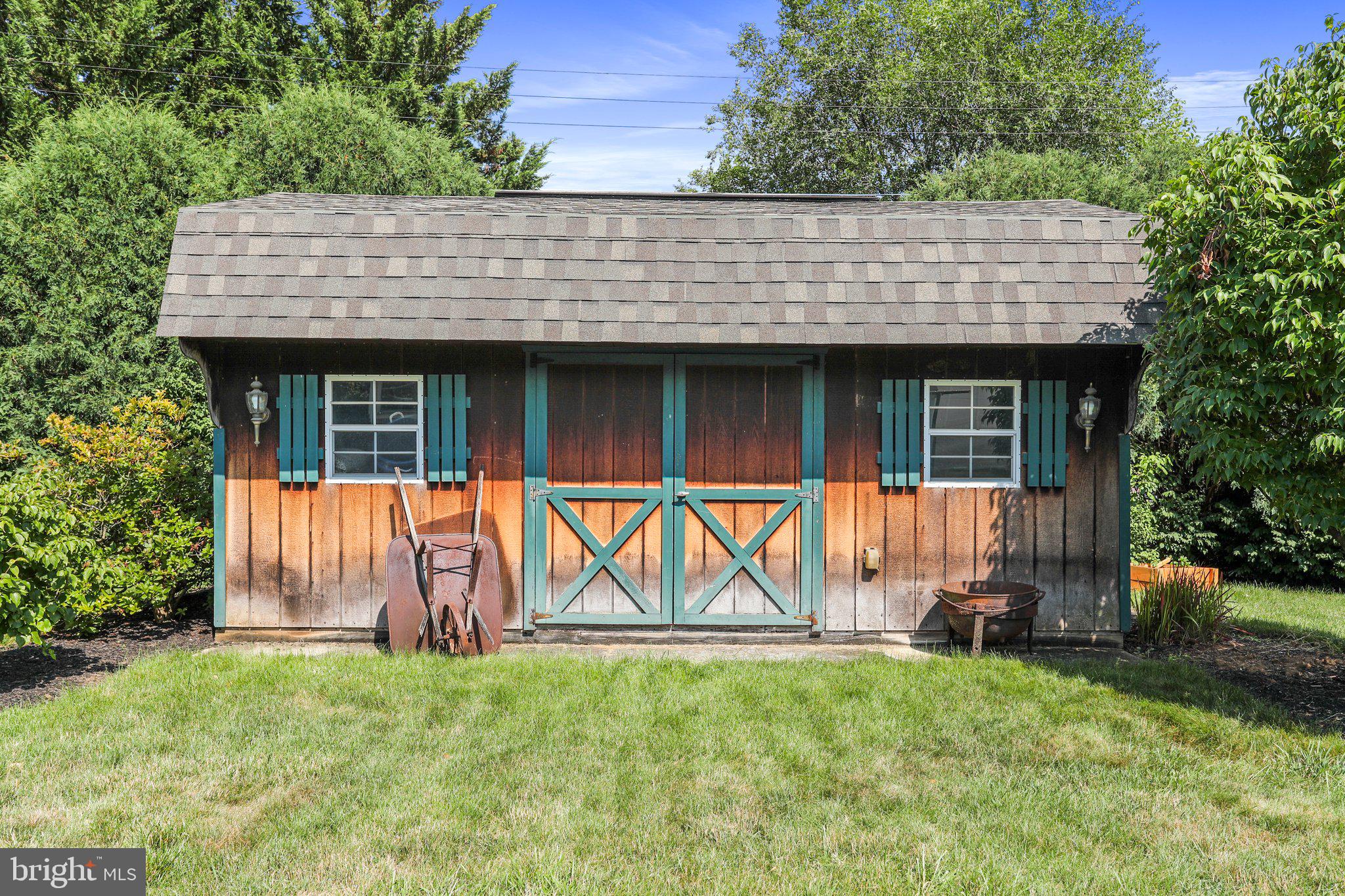 MAUGANSVILLE - Residential