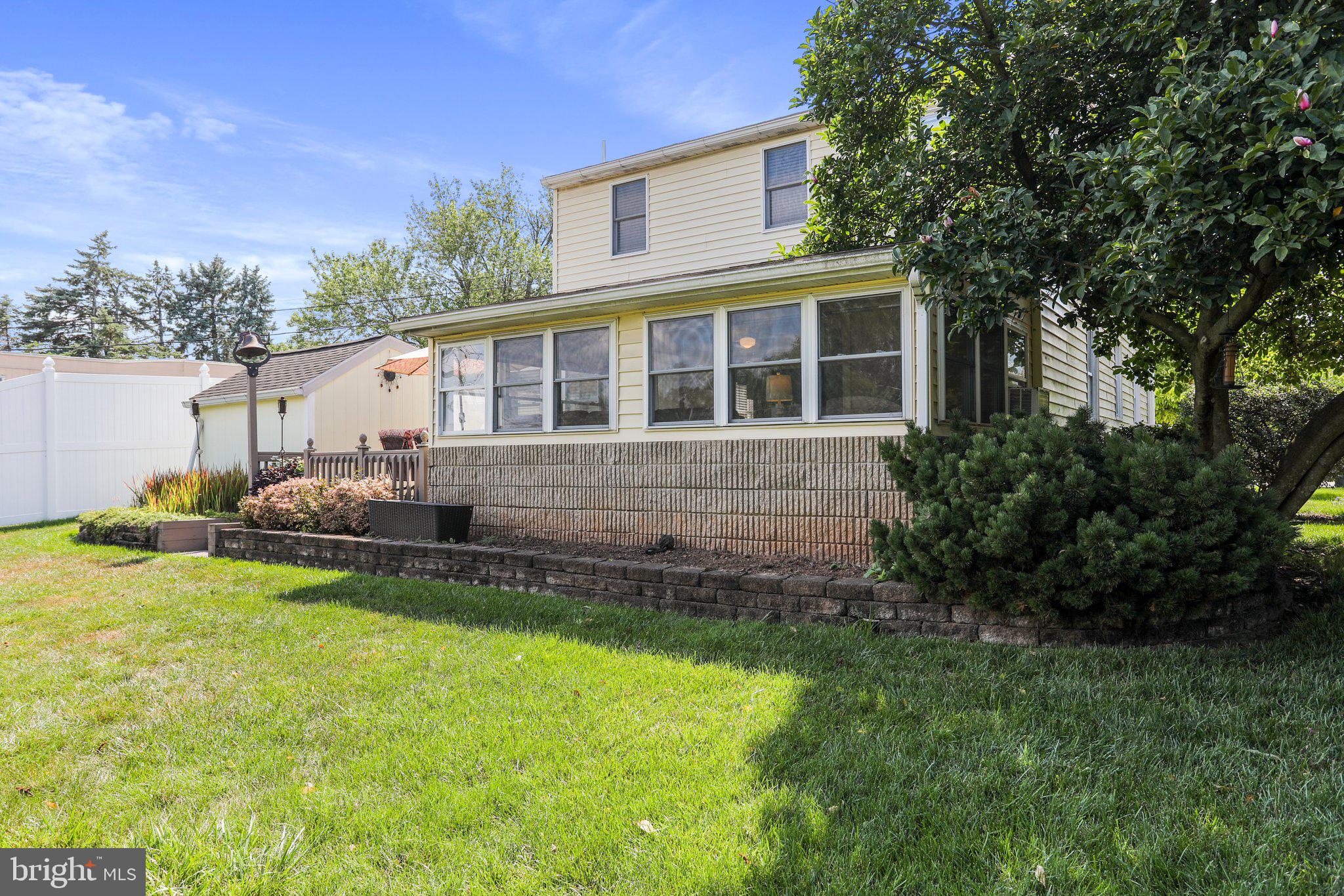 MAUGANSVILLE - Residential