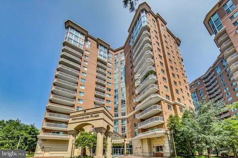 3101 N Hampton Drive Unit 912, Alexandria, VA MLS: VAAX2042876
