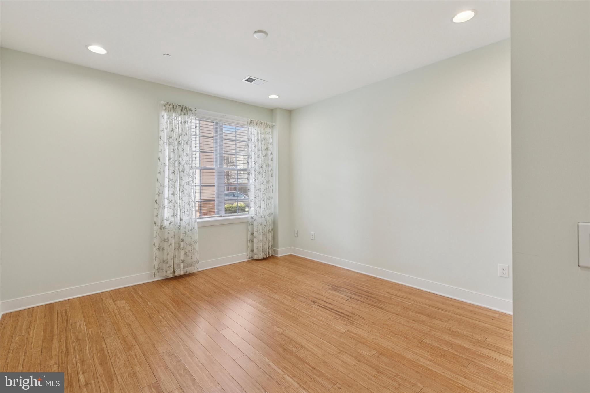 MERIDIAN VALLEY SQ - Residential