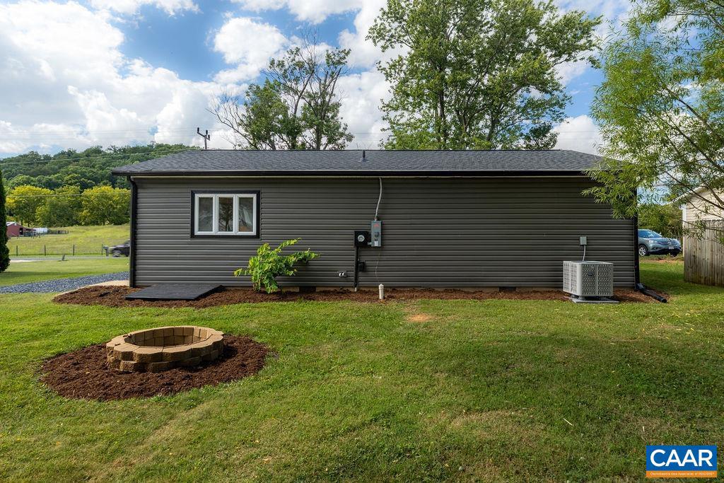 465 ROUND HILL DR