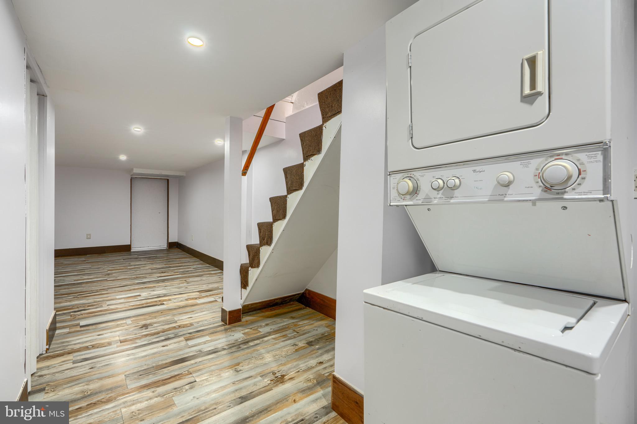 ELLWOOD PARK - Residential