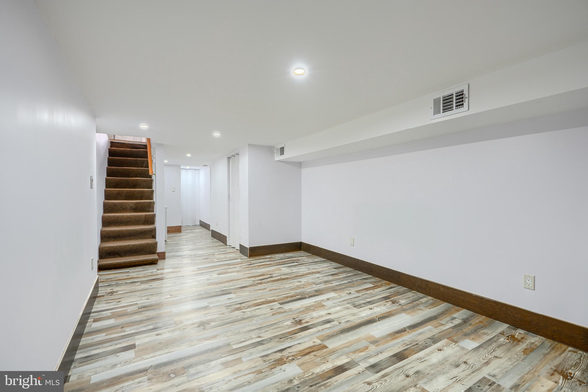 ELLWOOD PARK - Residential