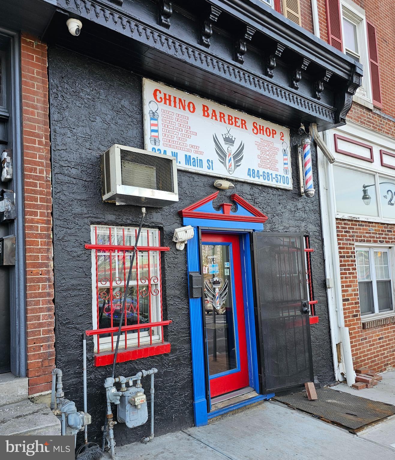 Main image without alt text