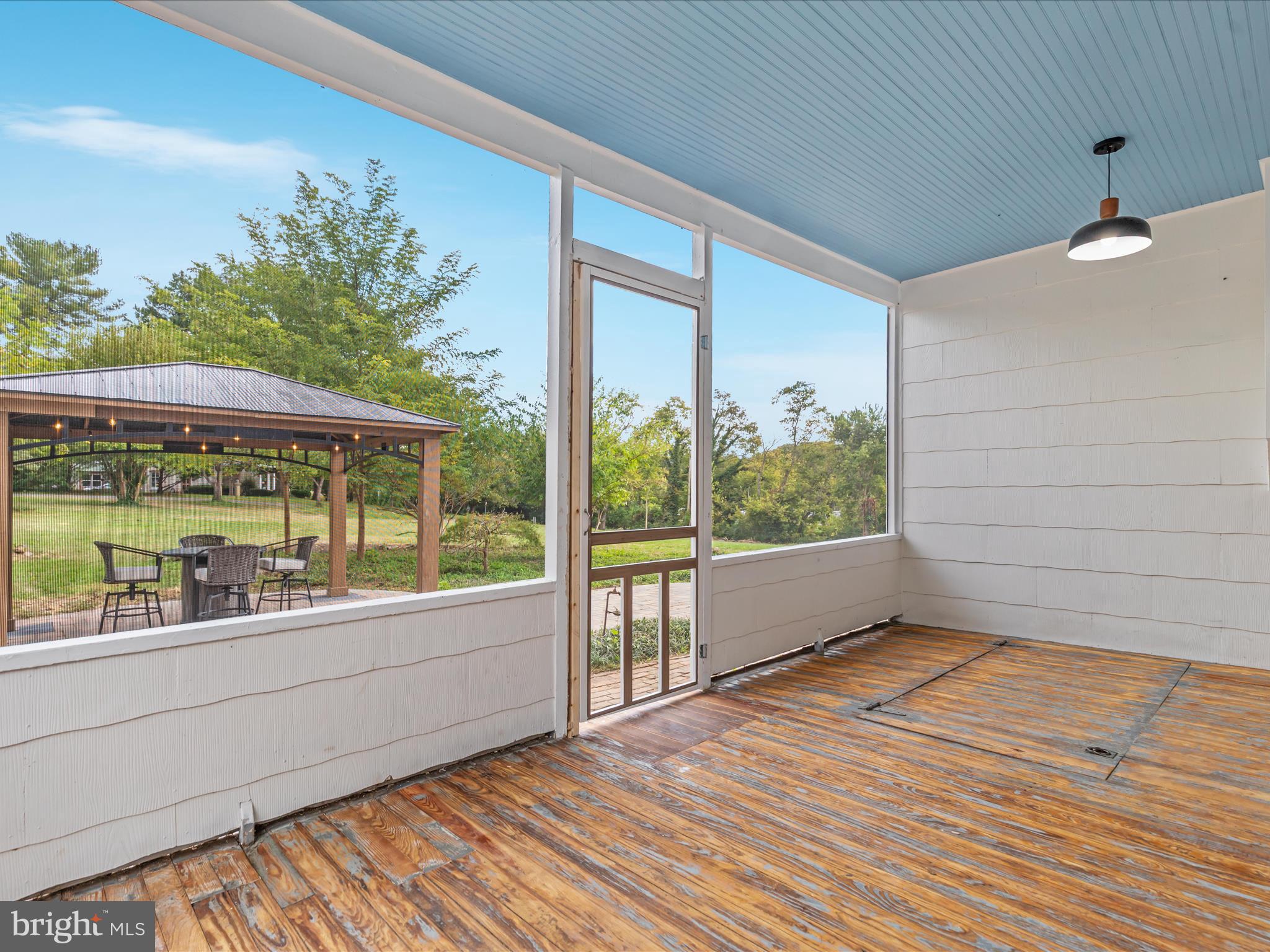 ROYAL VILLAGE - Residential