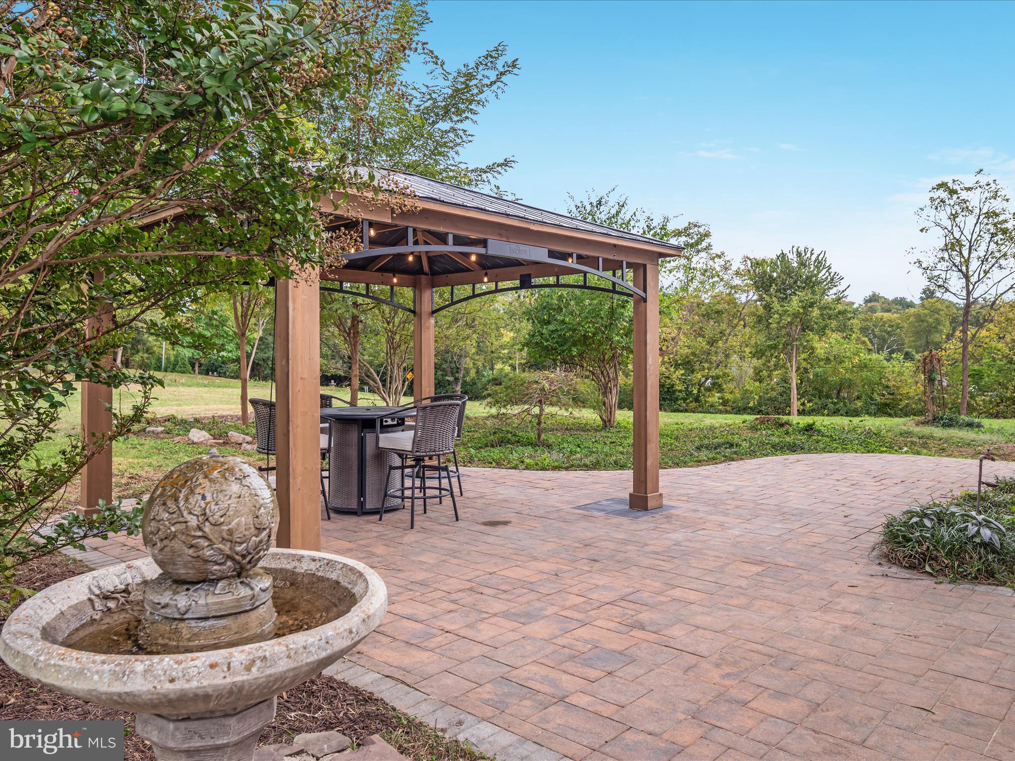 ROYAL VILLAGE - Residential