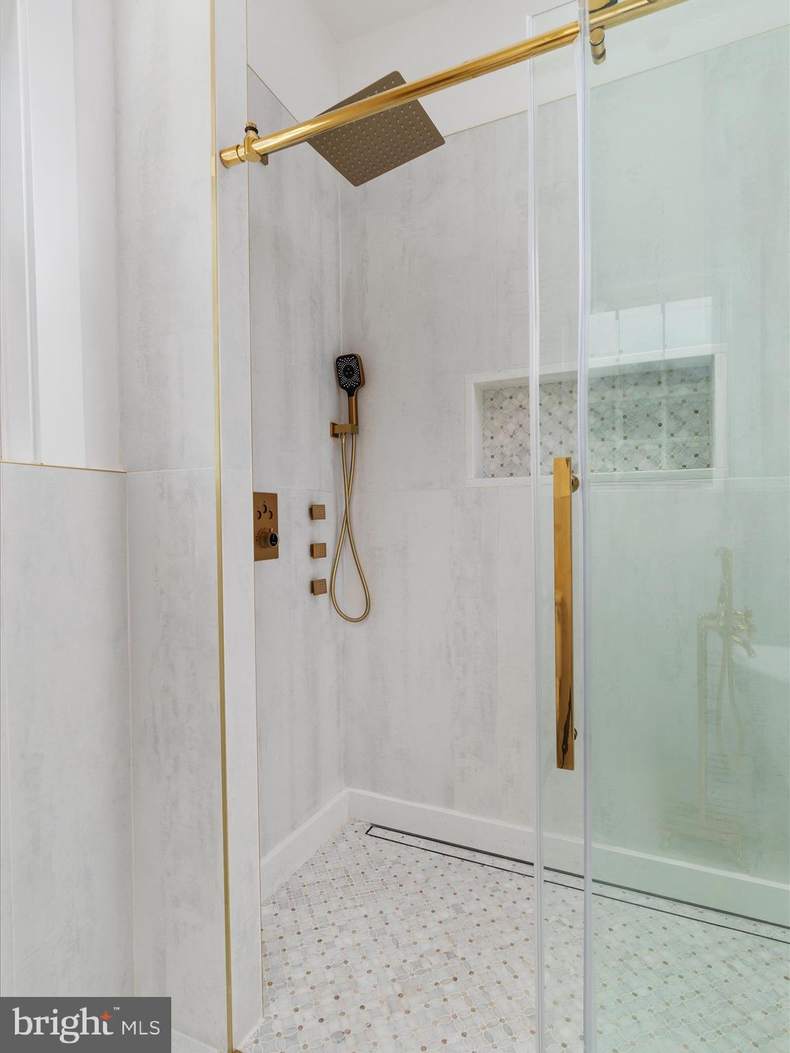 ROYAL VILLAGE - Residential