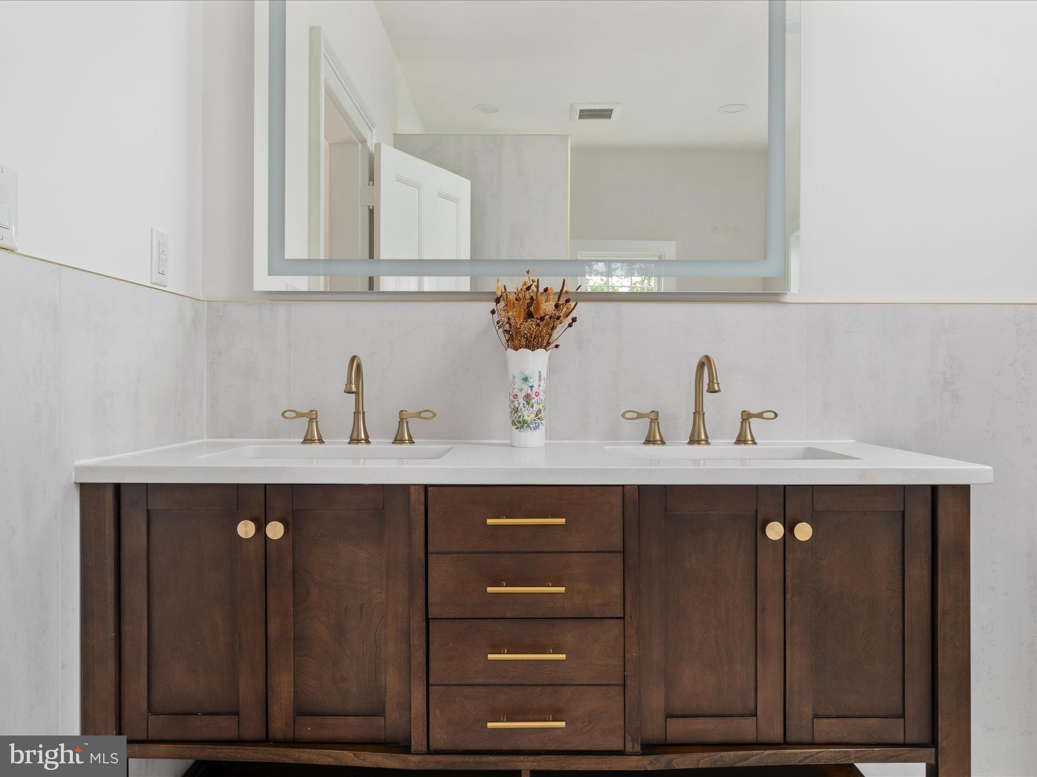 ROYAL VILLAGE - Residential