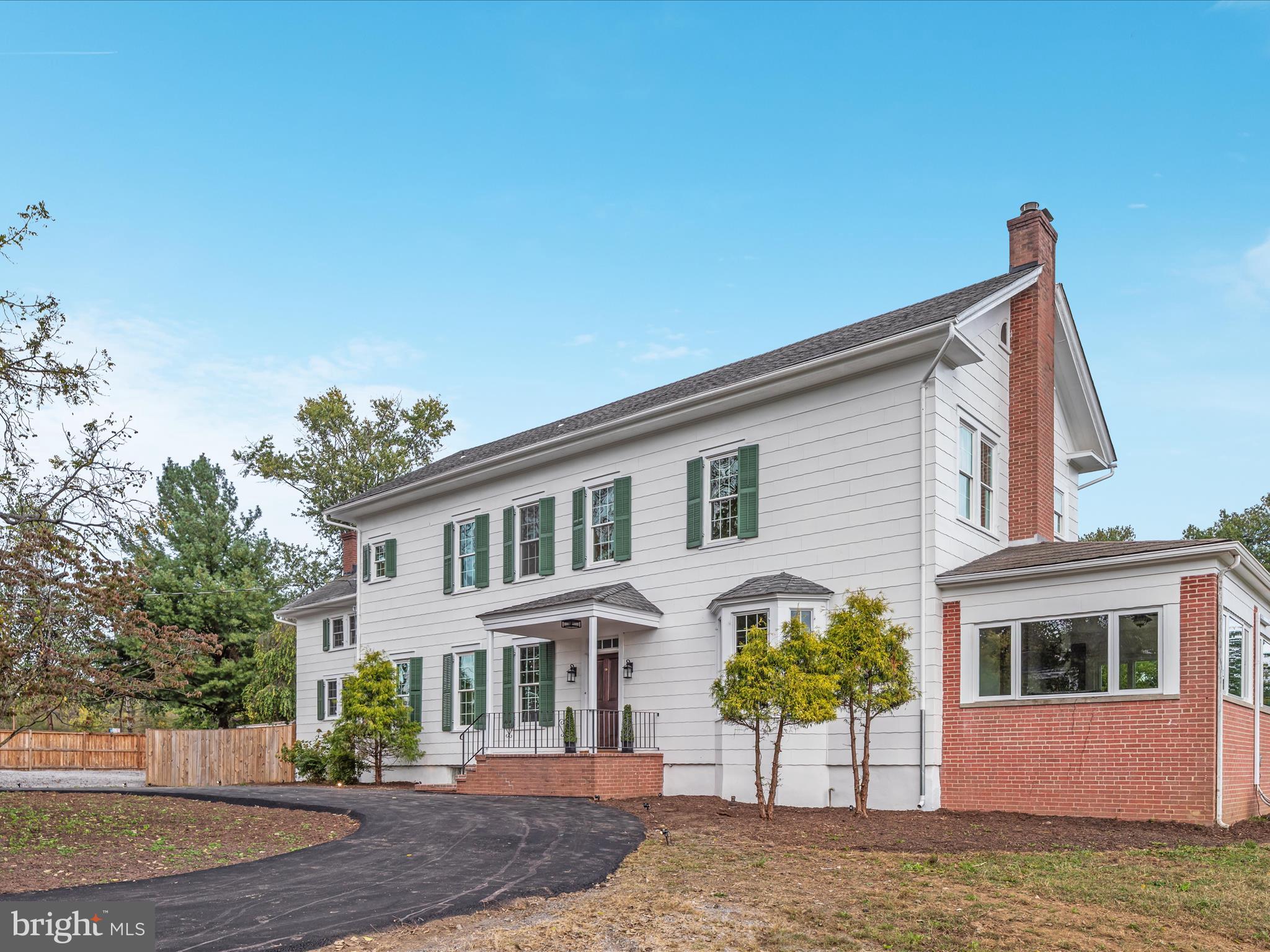 ROYAL VILLAGE - Residential