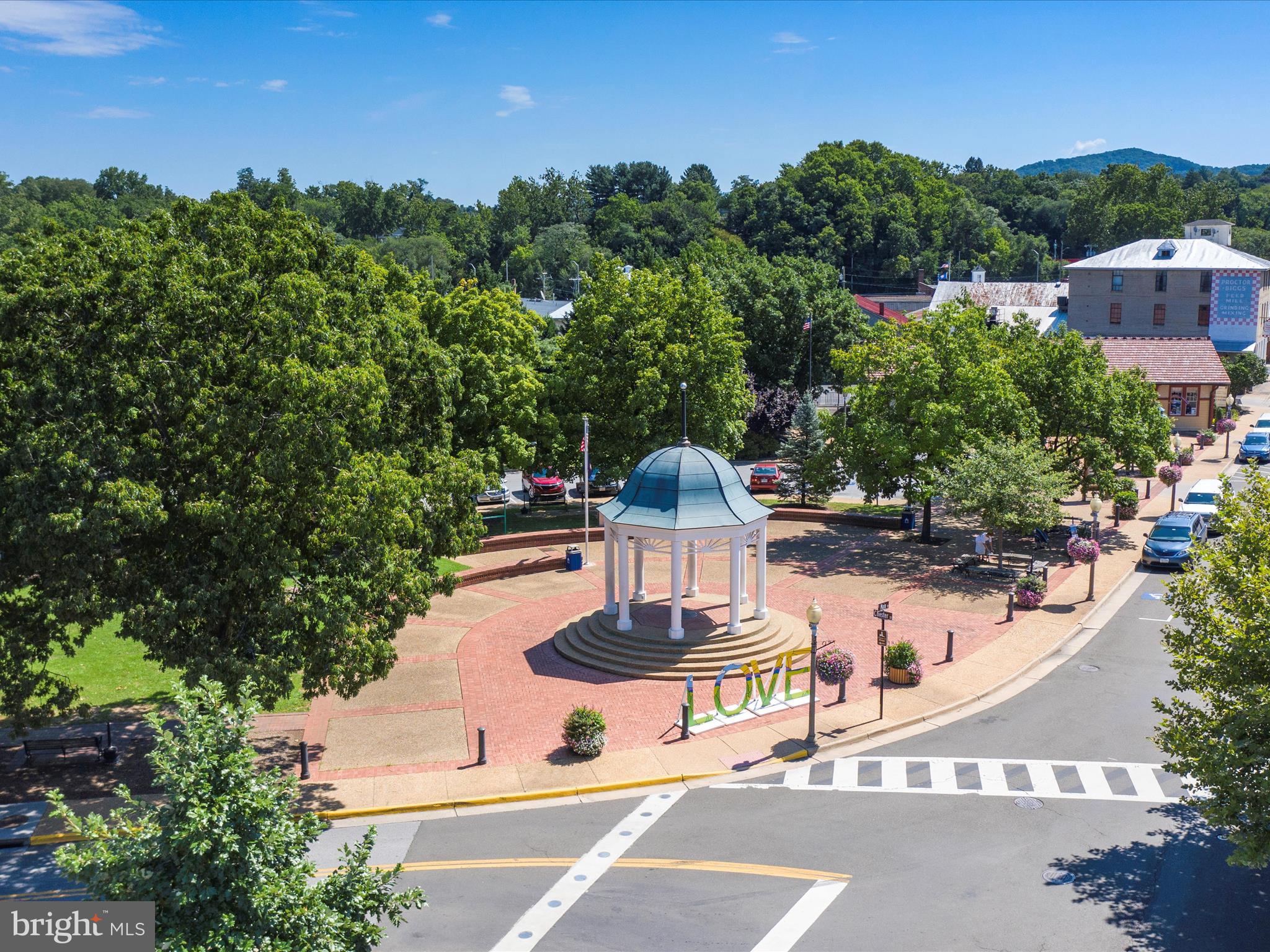 ROYAL VILLAGE - Residential