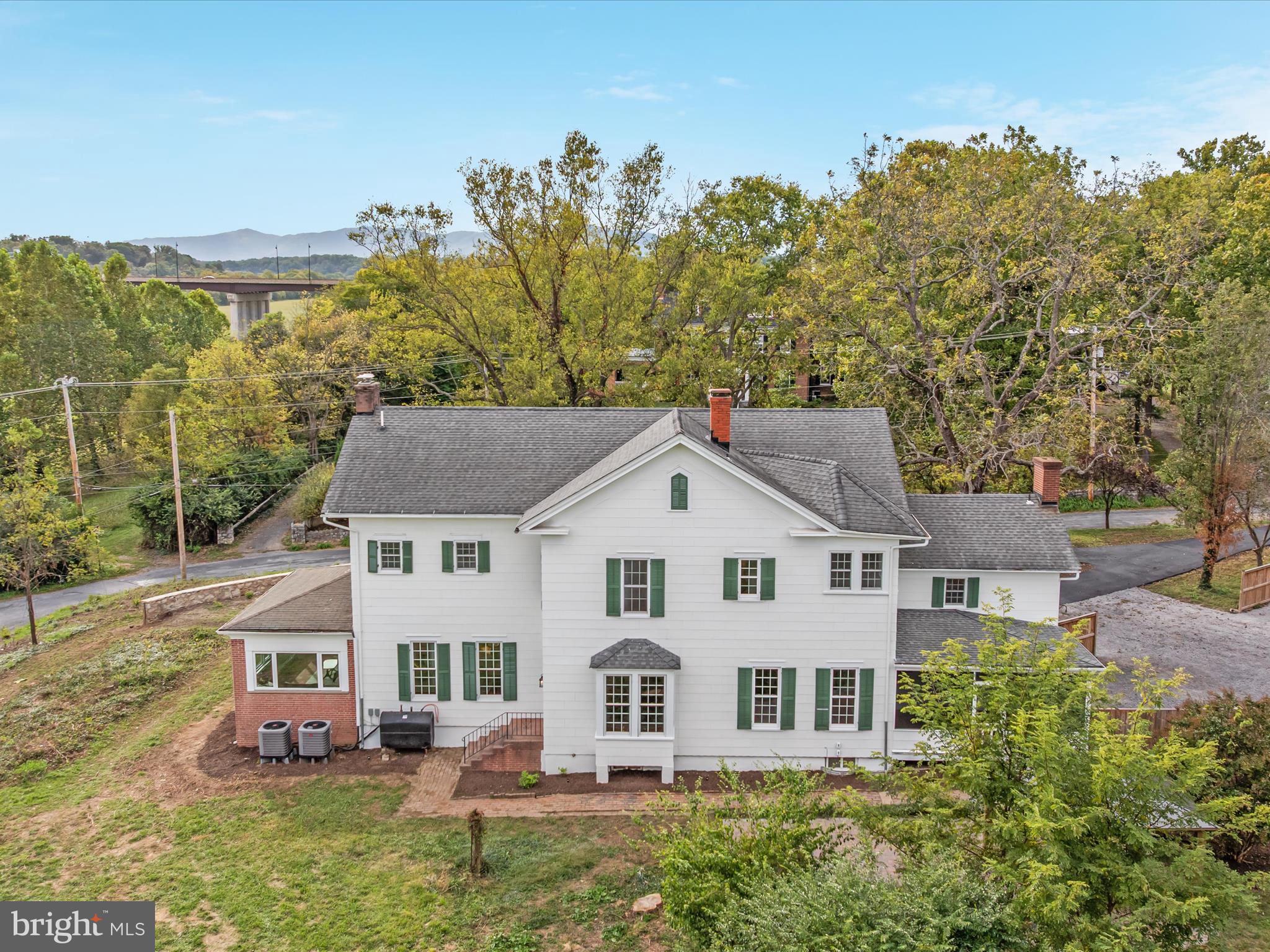 ROYAL VILLAGE - Residential