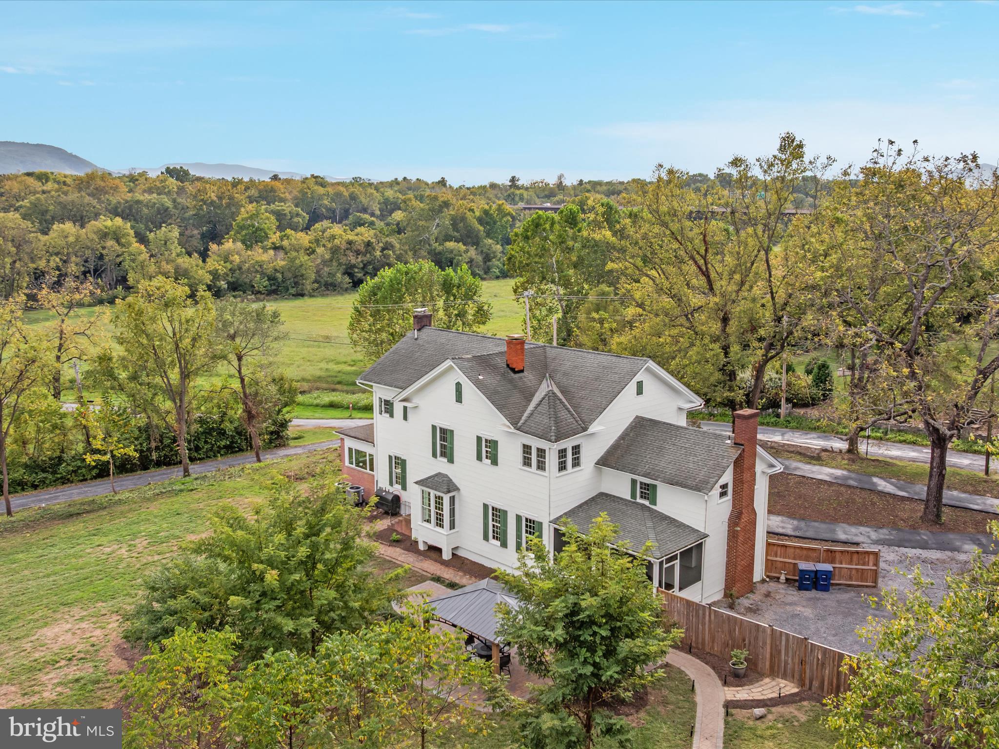 ROYAL VILLAGE - Residential