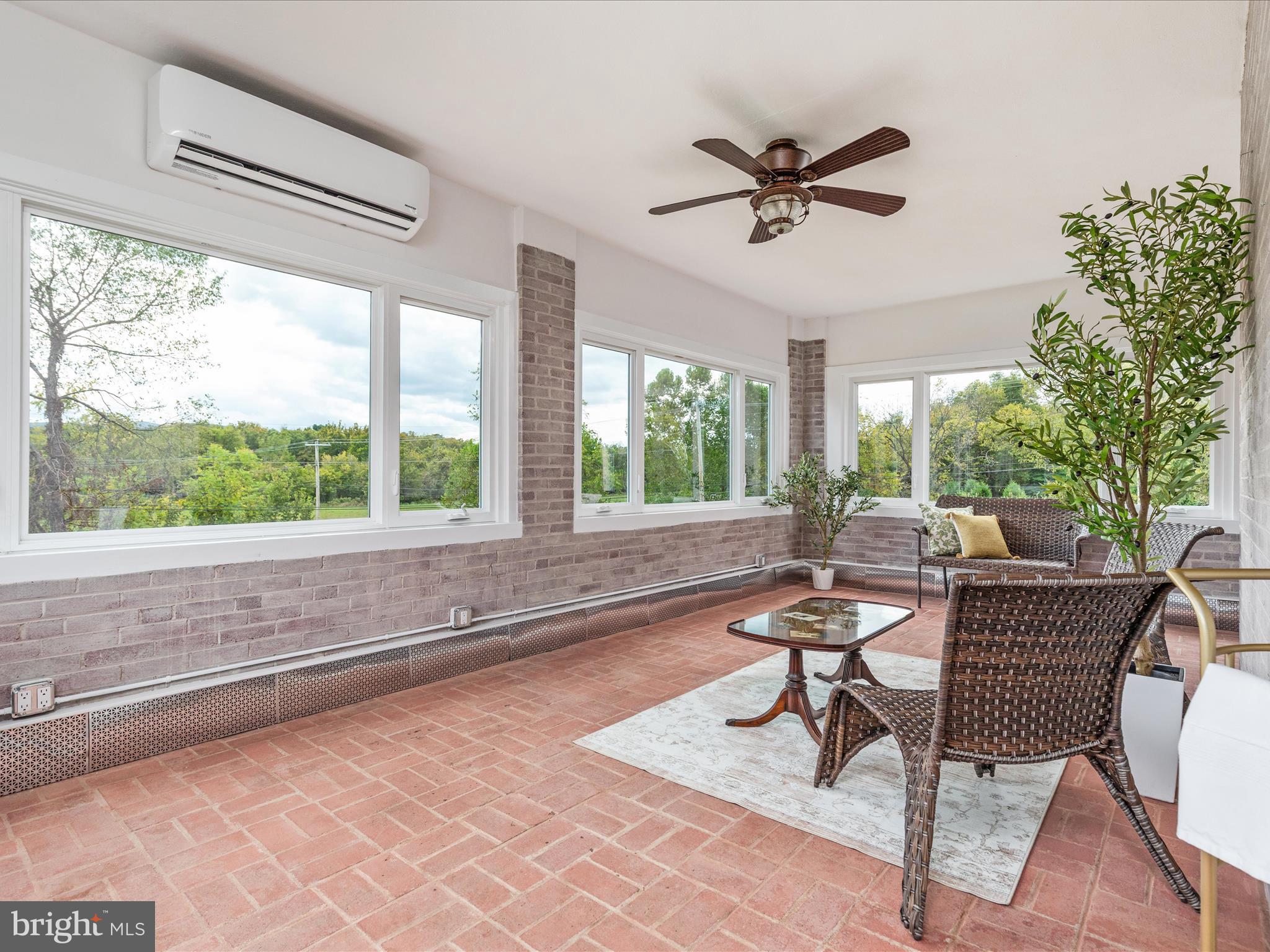 ROYAL VILLAGE - Residential