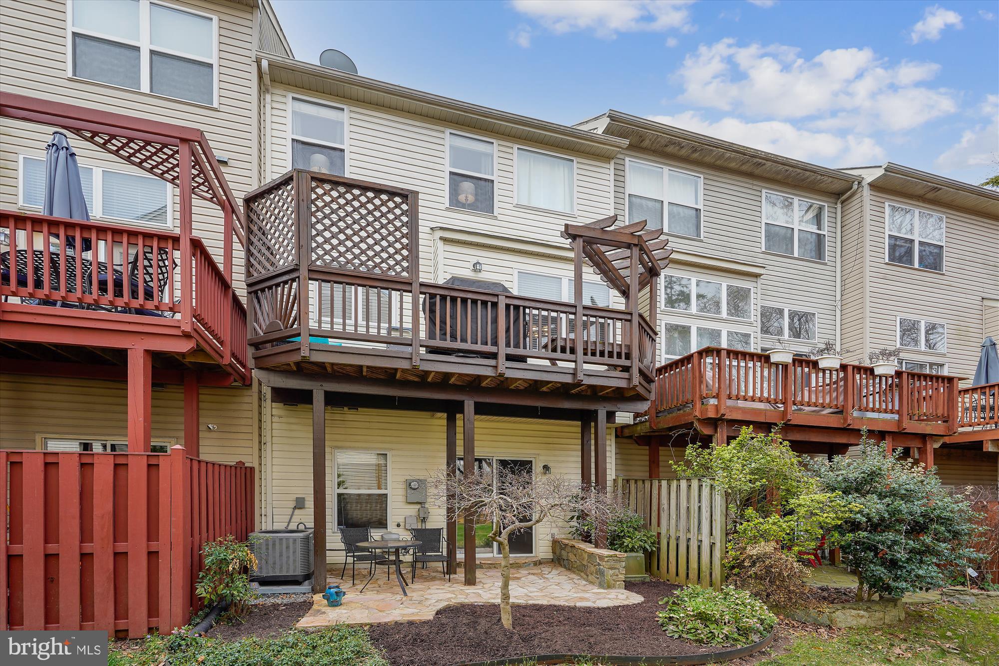 ISLAND CREEK - Residential