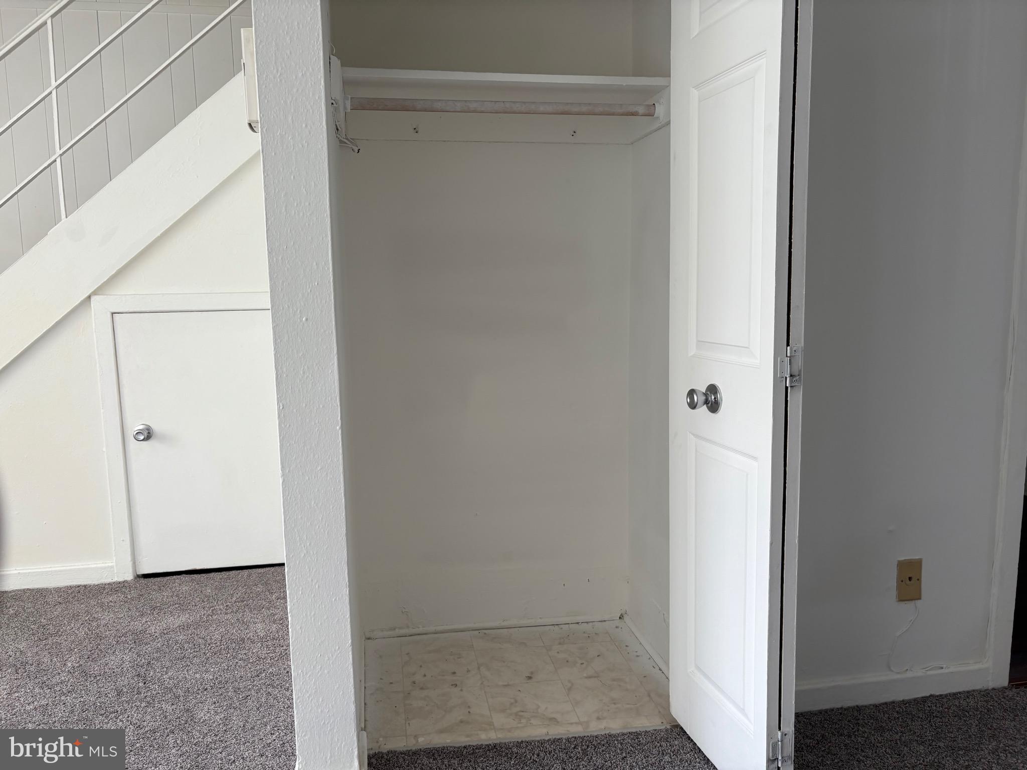 IVERSON SQUARE - Residential