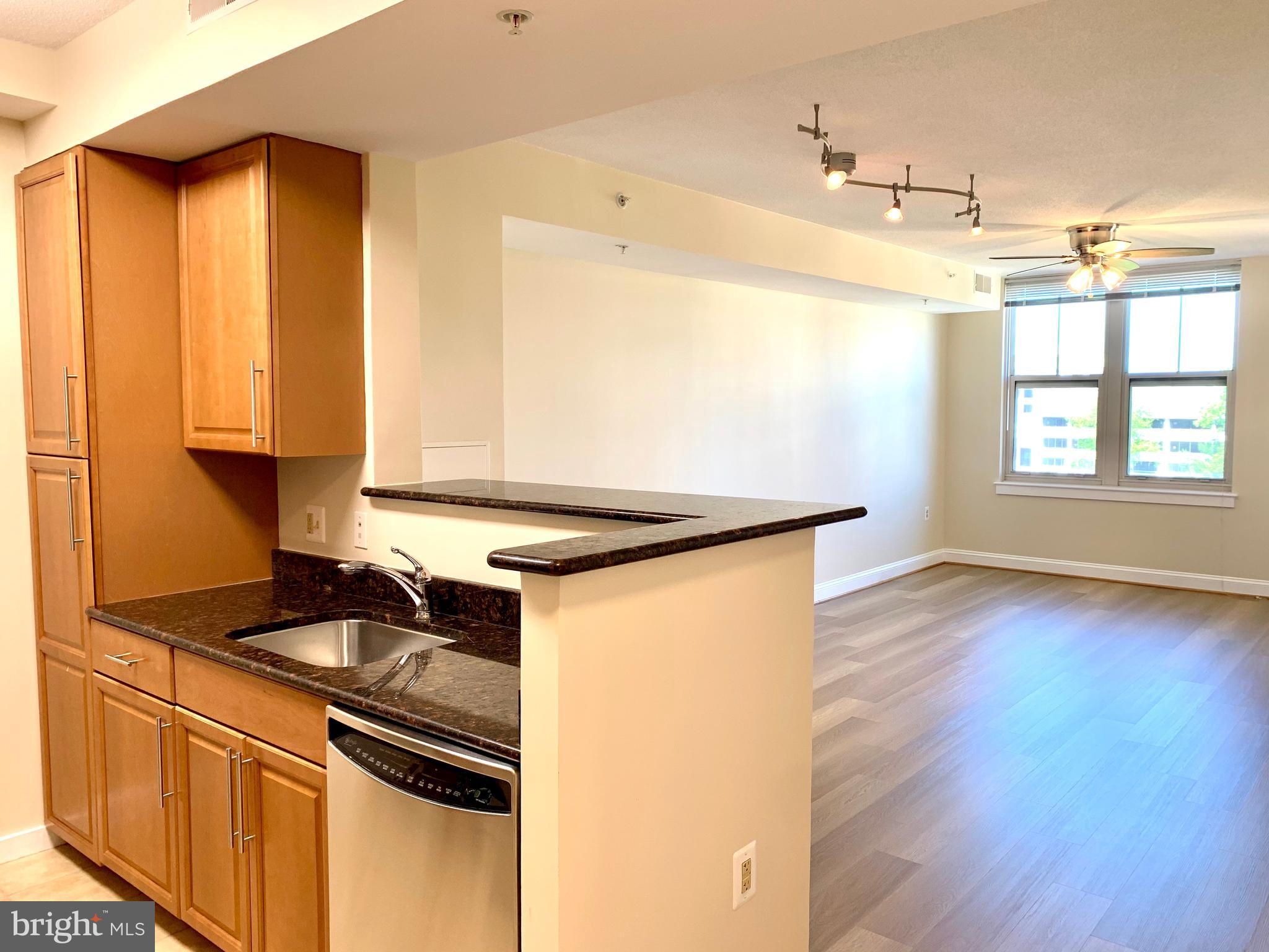 THE MERCER AT RESTON SQUARE - Residential