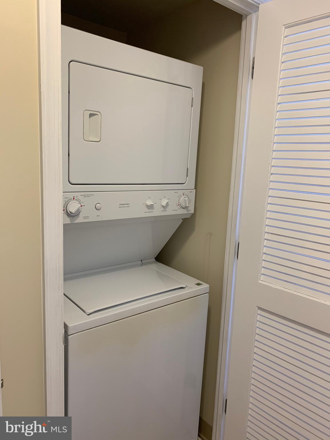 THE MERCER AT RESTON SQUARE - Residential