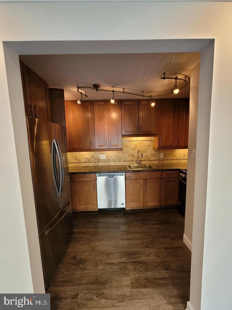 YORKTOWNE SQUARE - Residential