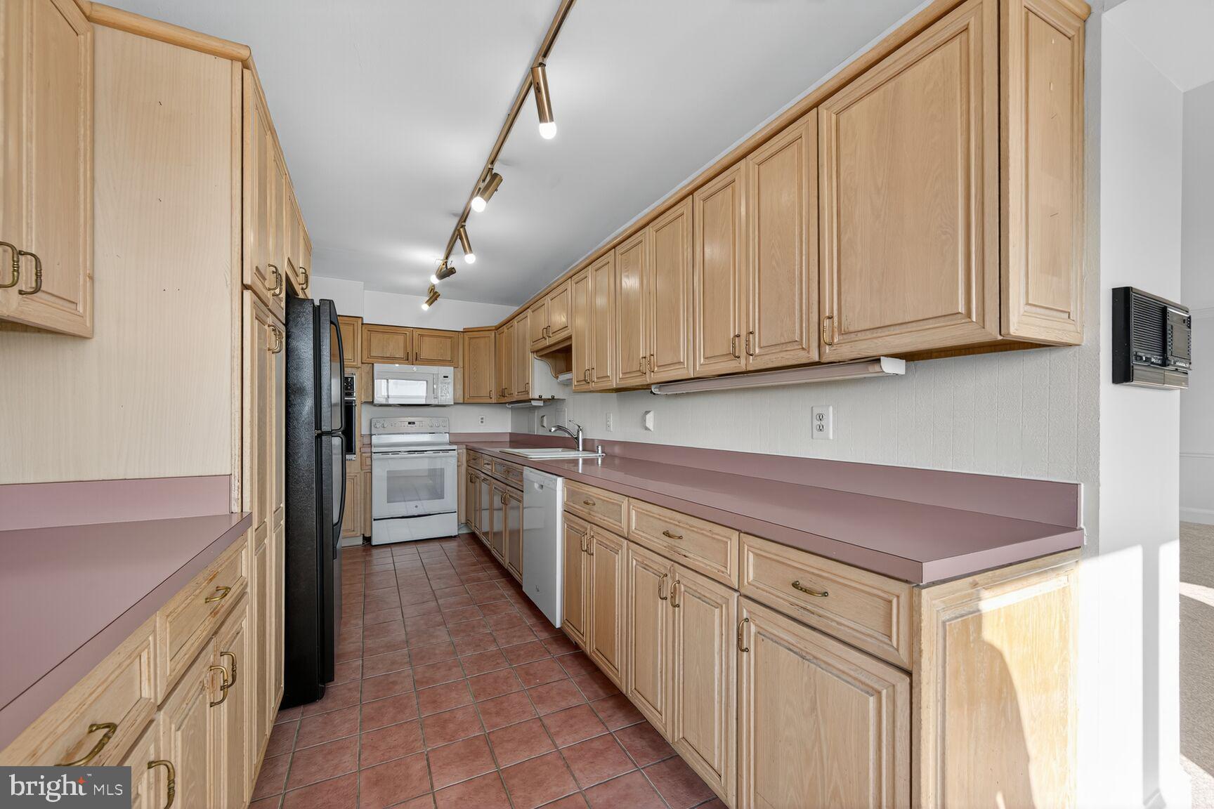 1111 UNIVERSITY BOULEVARD W 1016 & 1017