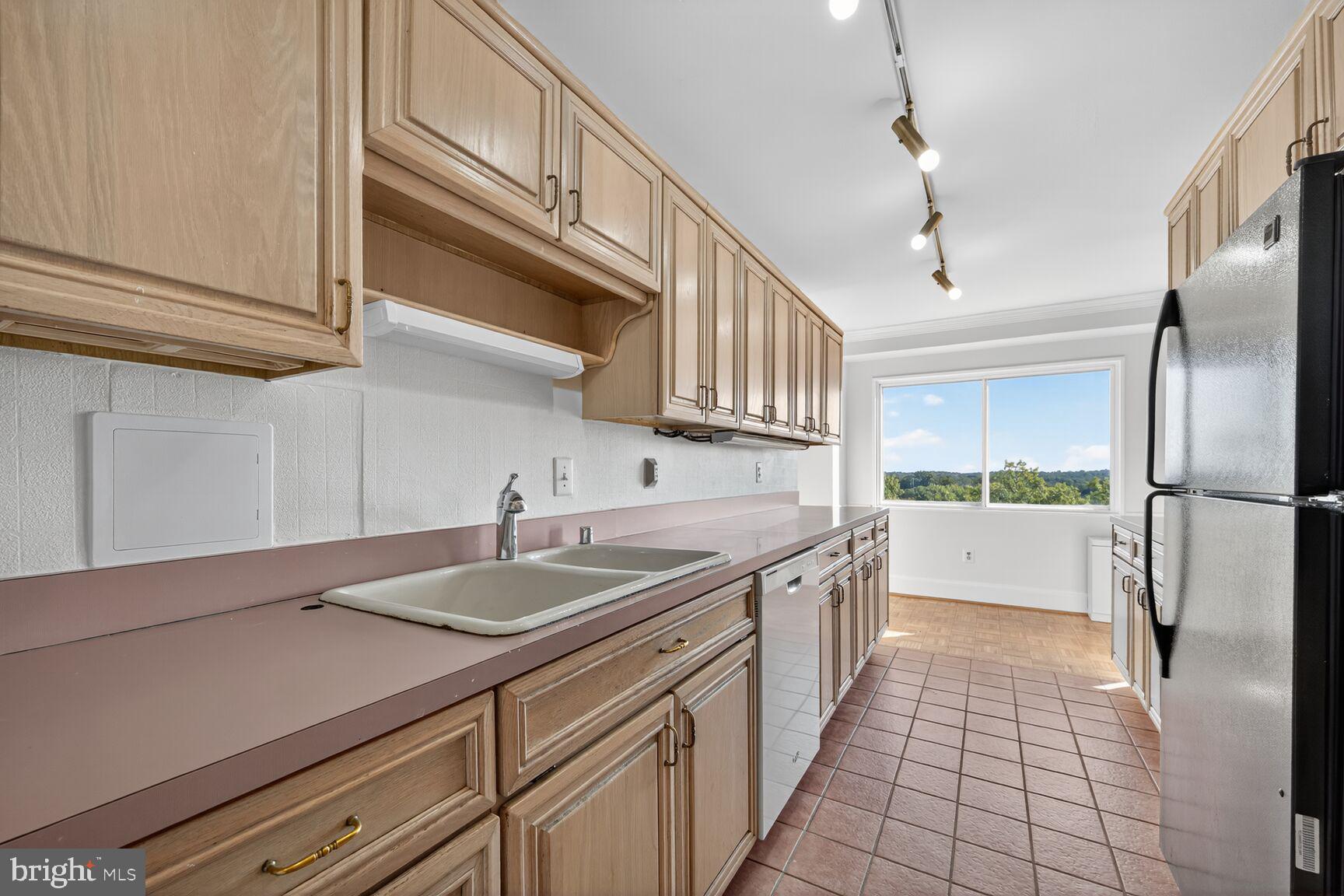 1111 UNIVERSITY BOULEVARD W 1016 & 1017