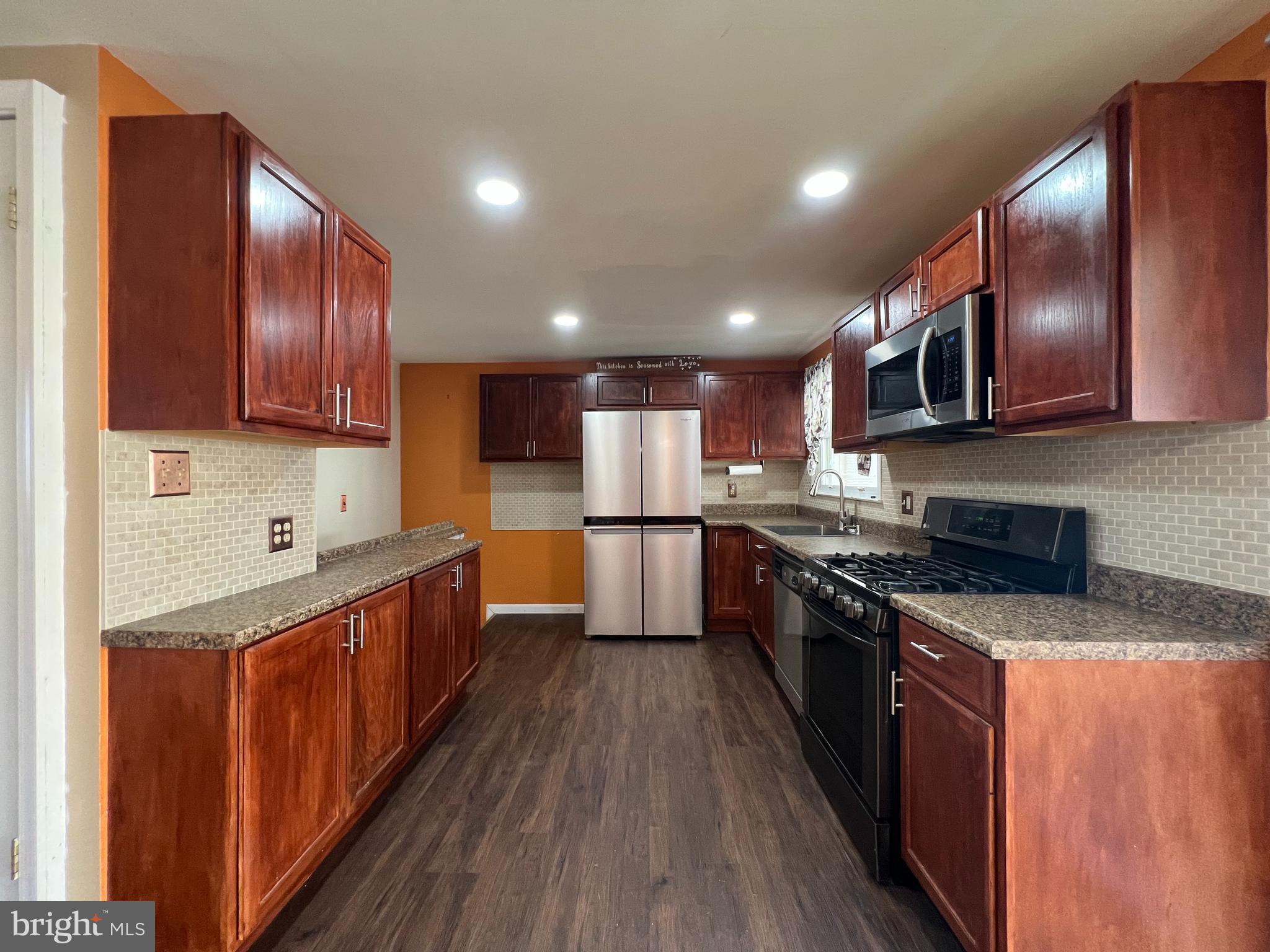 GLASS HILL MANOR - Residential Lease