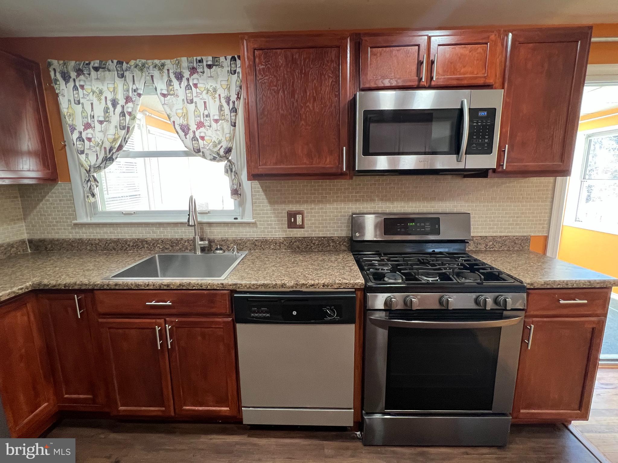 GLASS HILL MANOR - Residential Lease