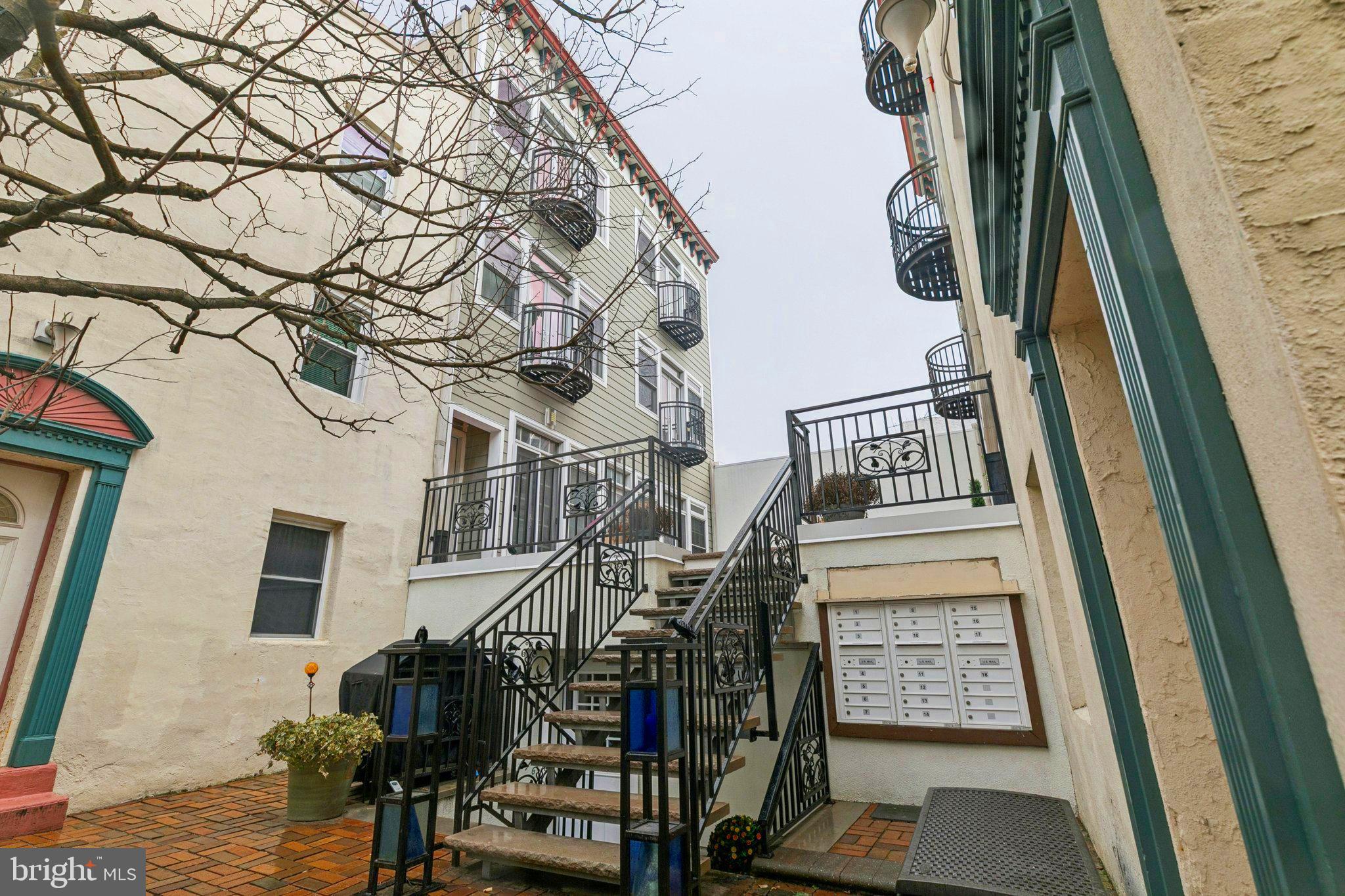 1221 SHACKAMAXON STREET 13