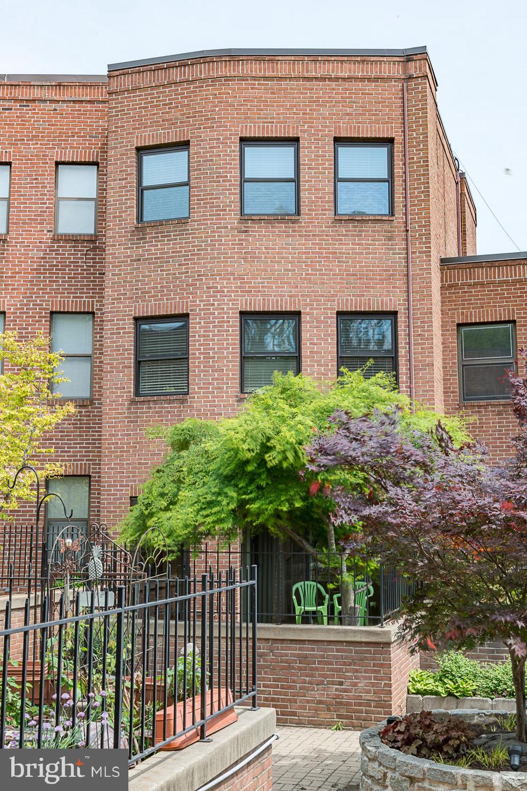 MT. VERNON MEWS - Residential Lease