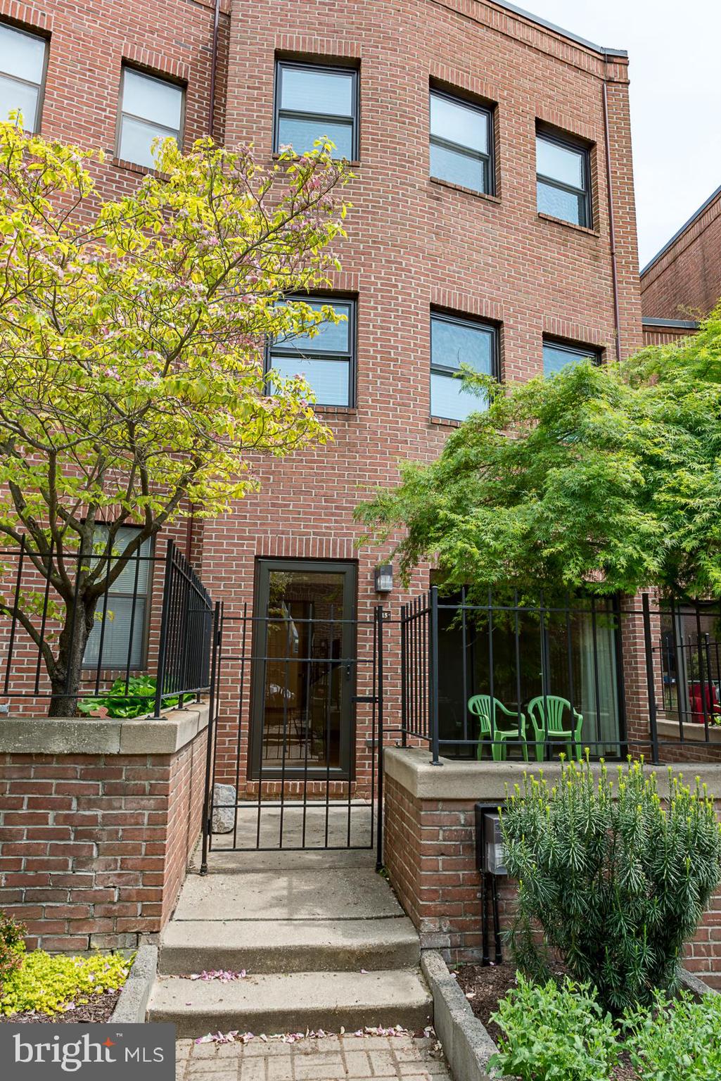 MT. VERNON MEWS - Residential Lease