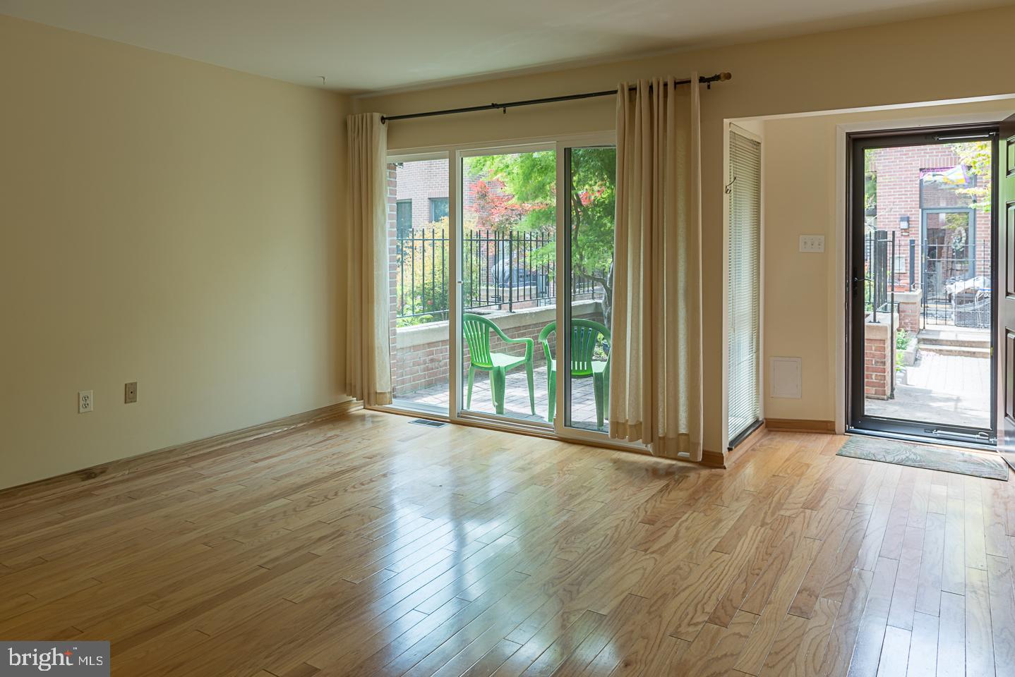 MT. VERNON MEWS - Residential Lease