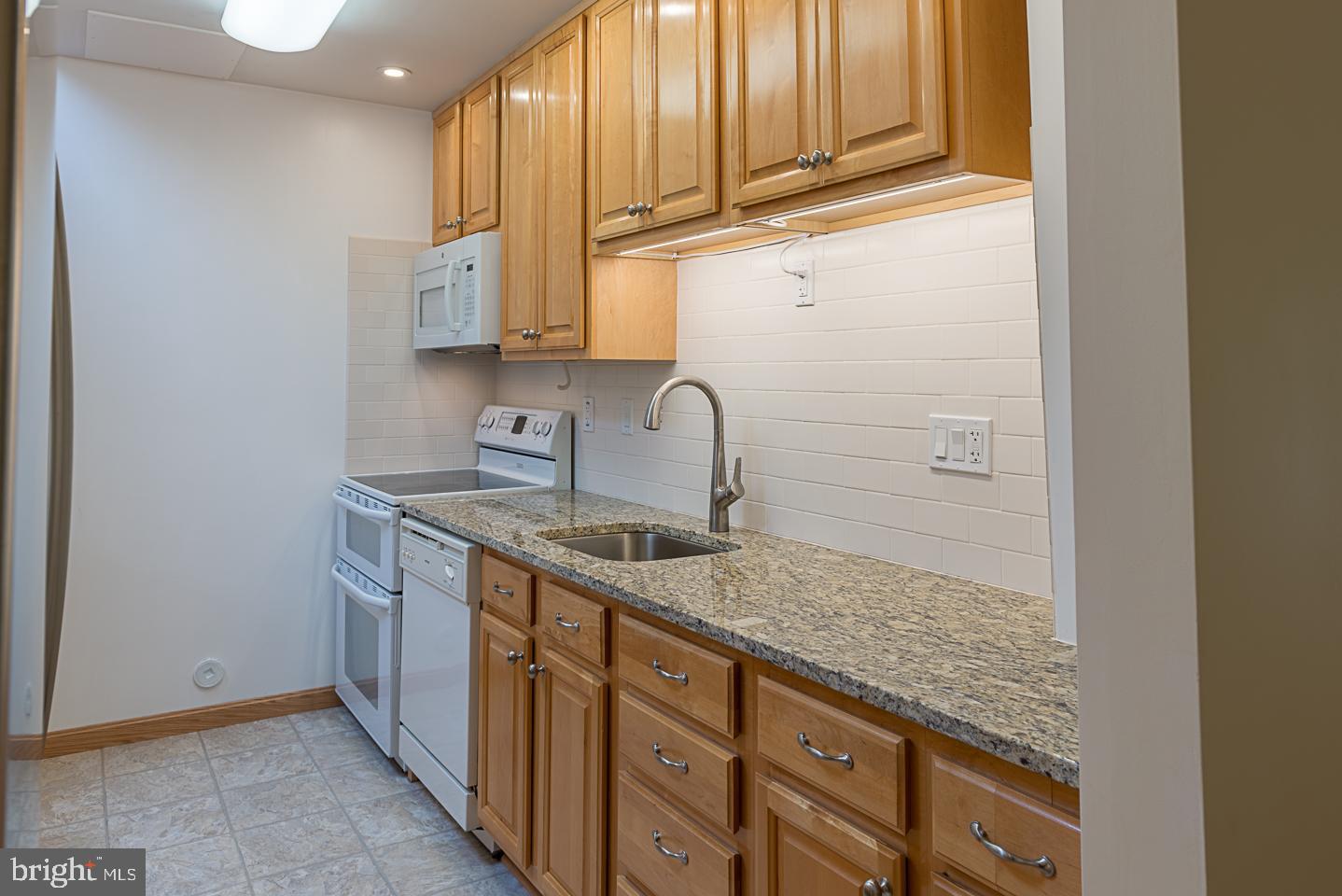 MT. VERNON MEWS - Residential Lease