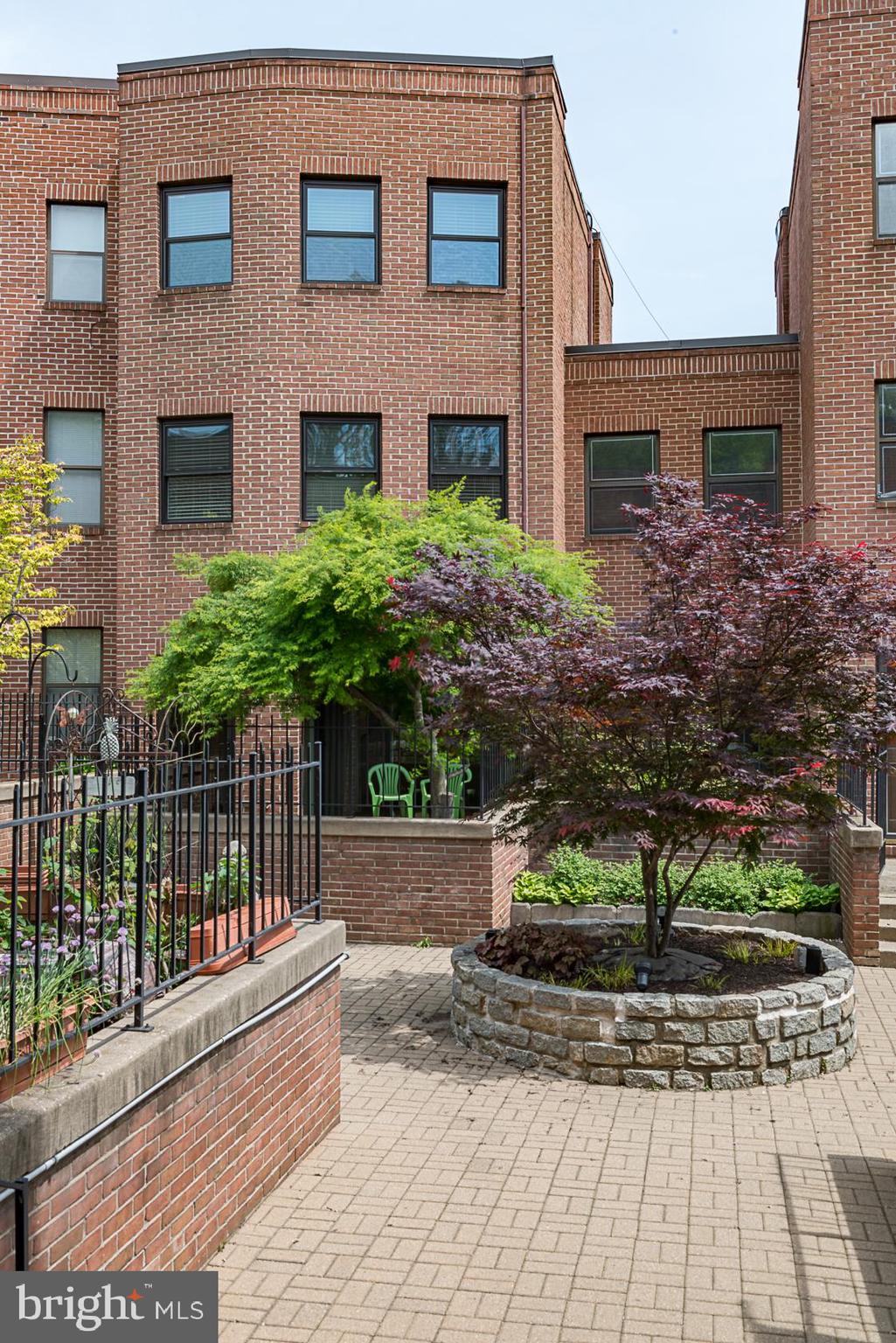 MT. VERNON MEWS - Residential Lease