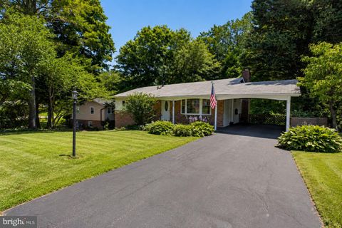 Photo of 4752 Carterwood Drive, FAIRFAX, VA 22032 (MLS # VAFX2317746)