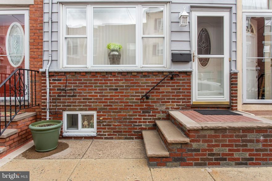 Beautiful Pennsport Block.  Solid 2 Bedroom Home with a great Eat in Kitchen, Awesome back Yard.         Great House on Great Block