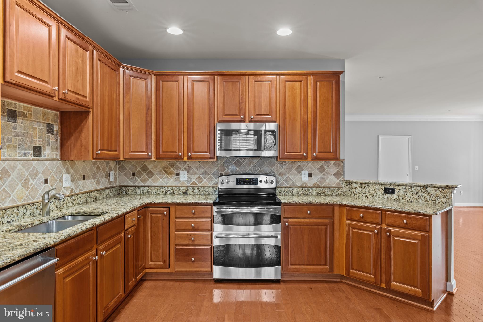 FOUR SEASONS - Residential