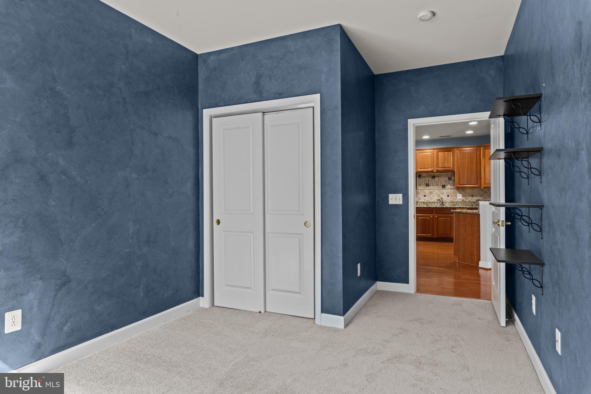 FOUR SEASONS - Residential