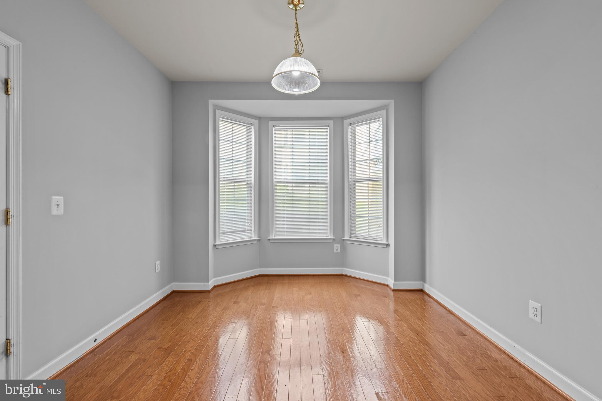 FOUR SEASONS - Residential