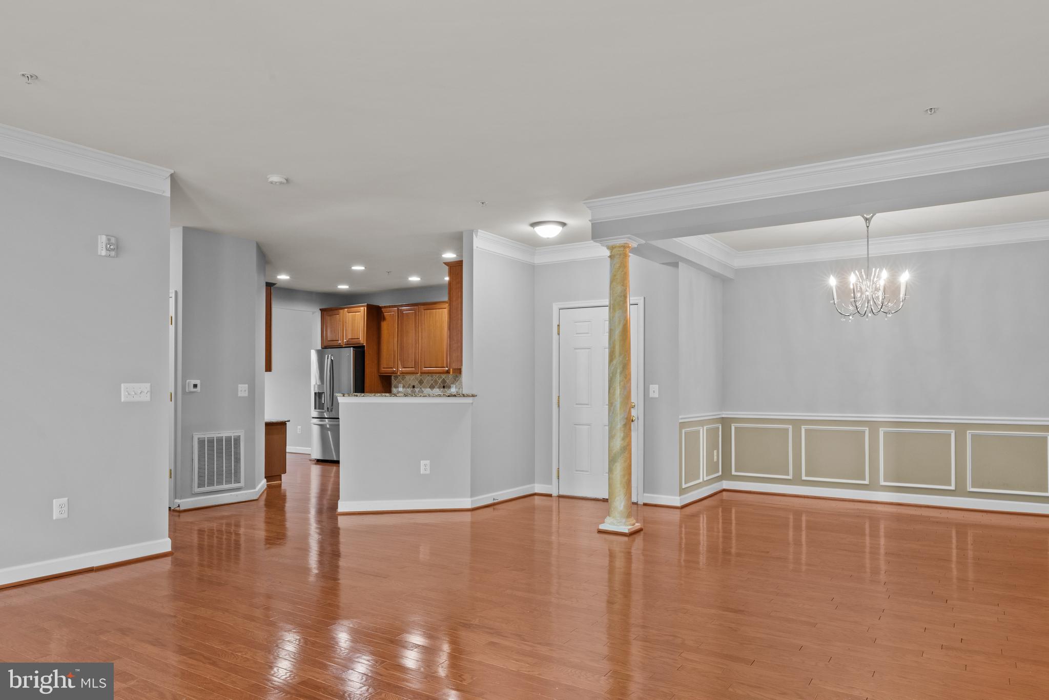 FOUR SEASONS - Residential