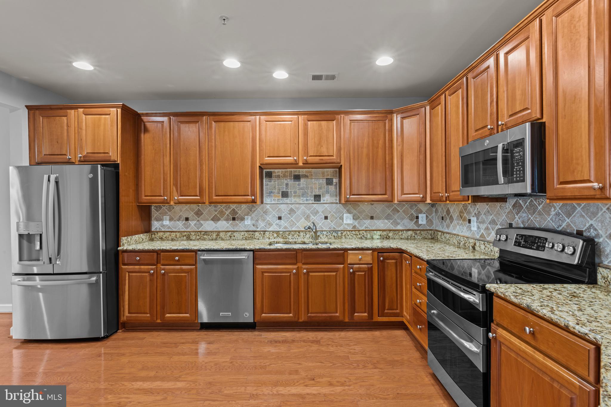 FOUR SEASONS - Residential