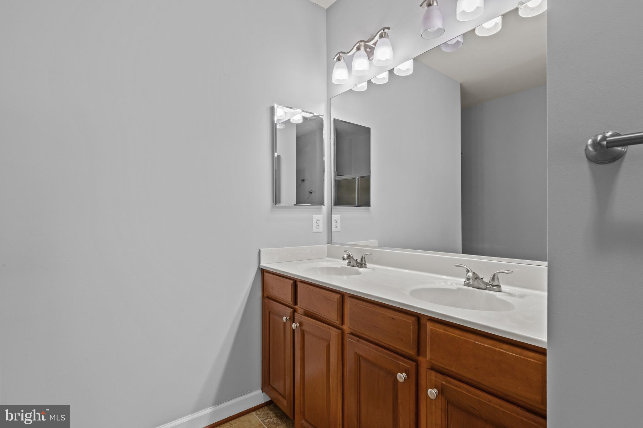 FOUR SEASONS - Residential