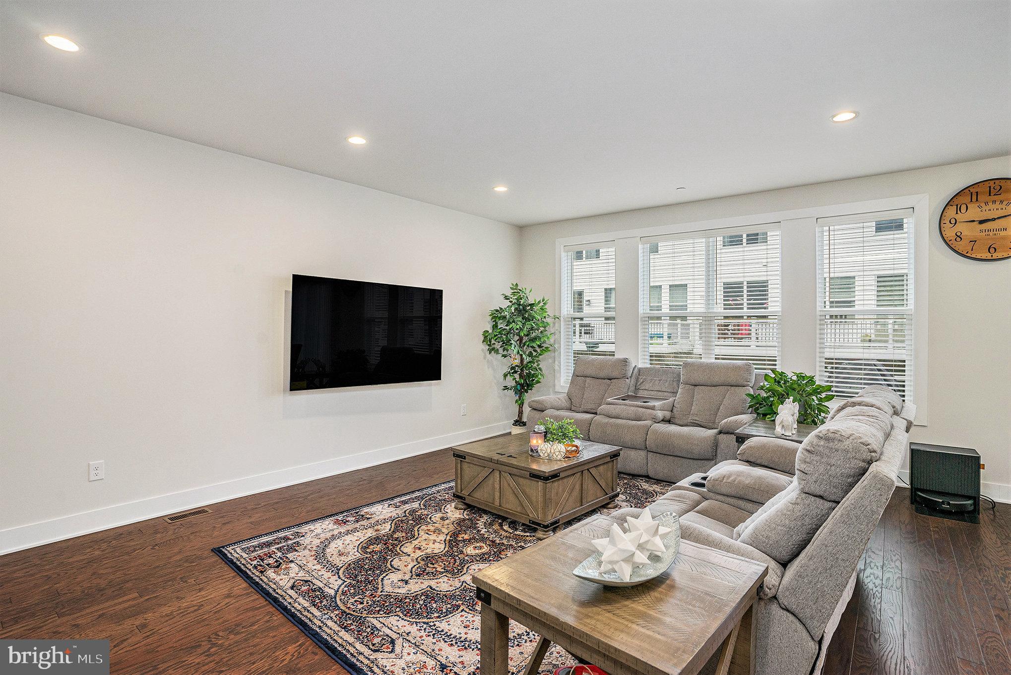 214 IRIS LANE