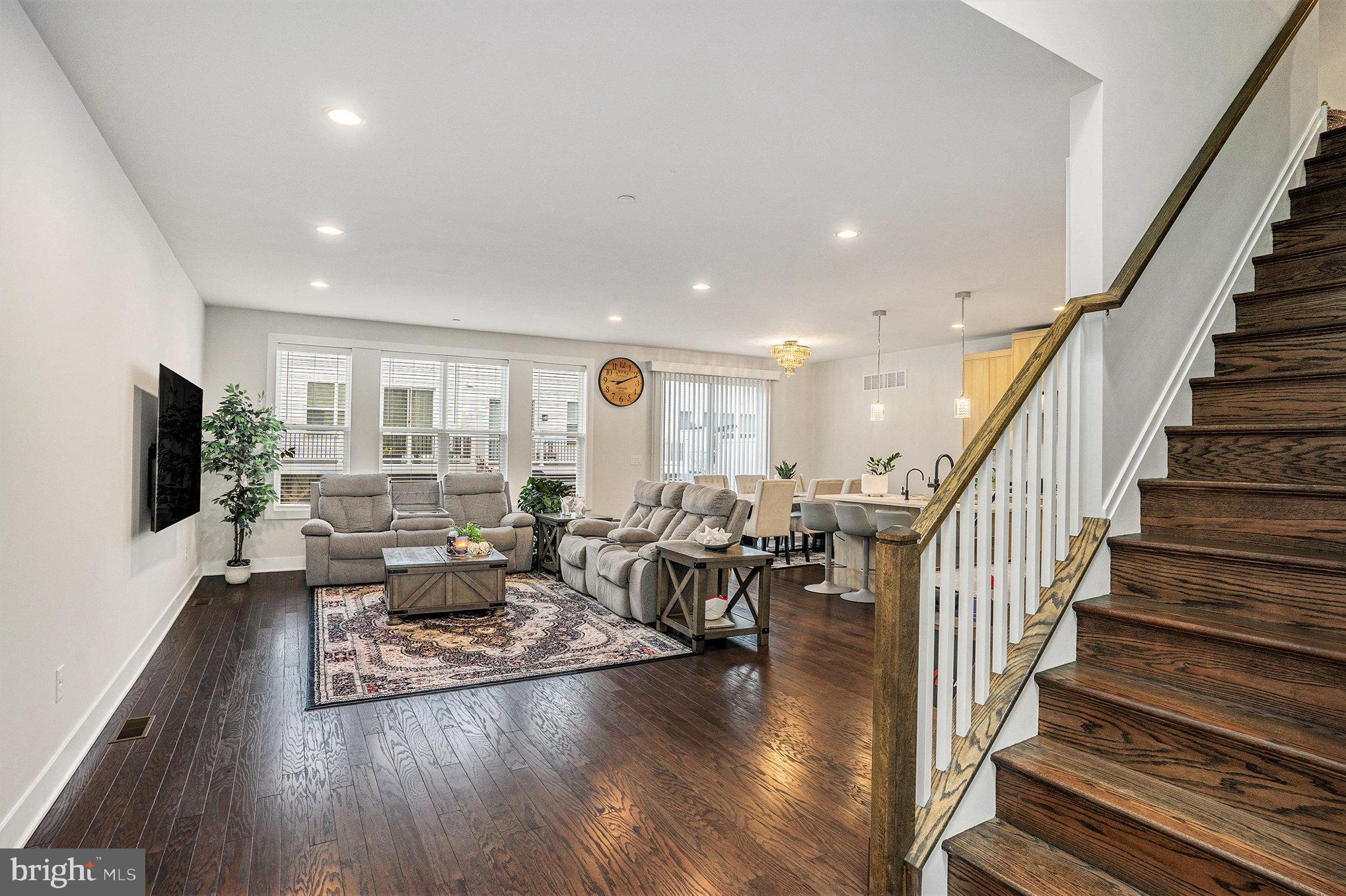 214 IRIS LANE