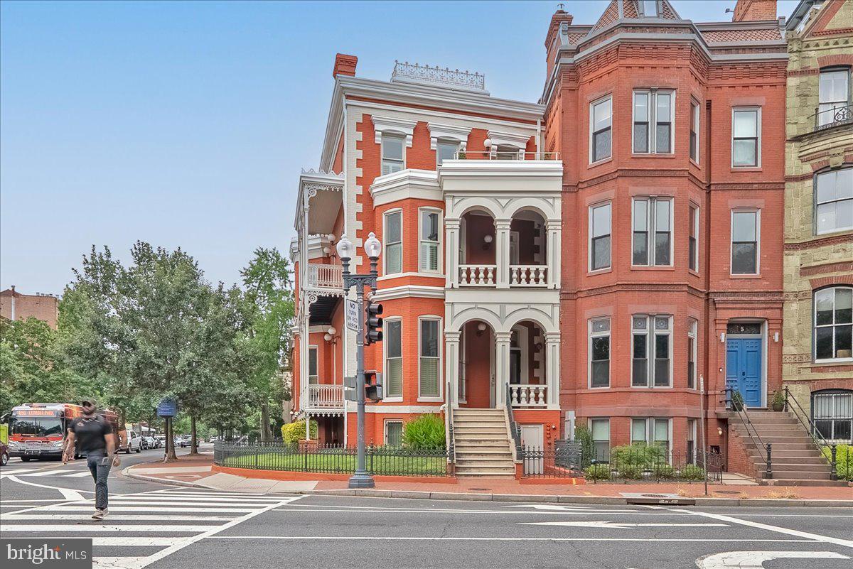 4 LOGAN CIRCLE NW 1
