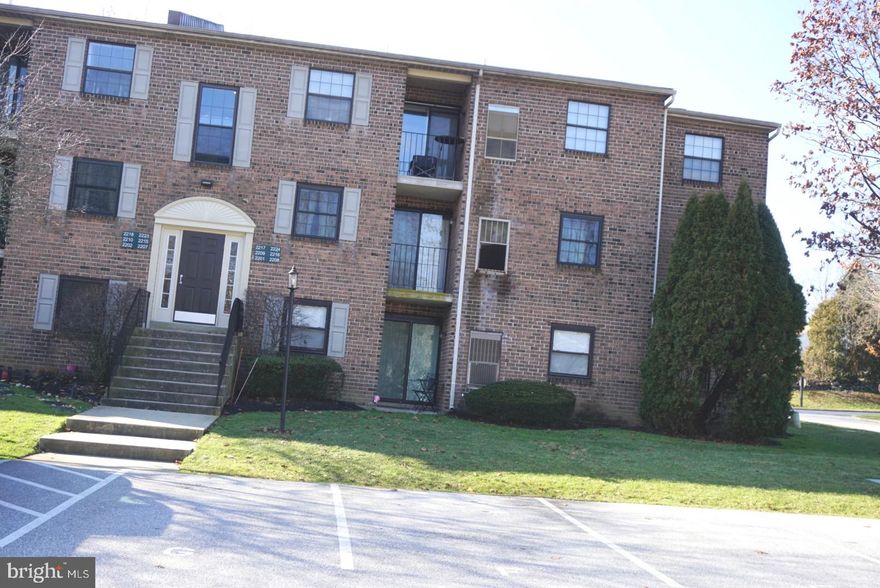 Nice 2nd floor unit in Goshen Valley. Updated kitchen and bathroom.  Nice sized living room and separate dining area.  New paint and. New carpeting in 2024.    hardwood floors and ceramic tile.
The community offers pool, tennis courts & playground.   Great location! Close to Rt 202 and West Chester schools. If you are looking for new and clean in condo living, your search stops here.